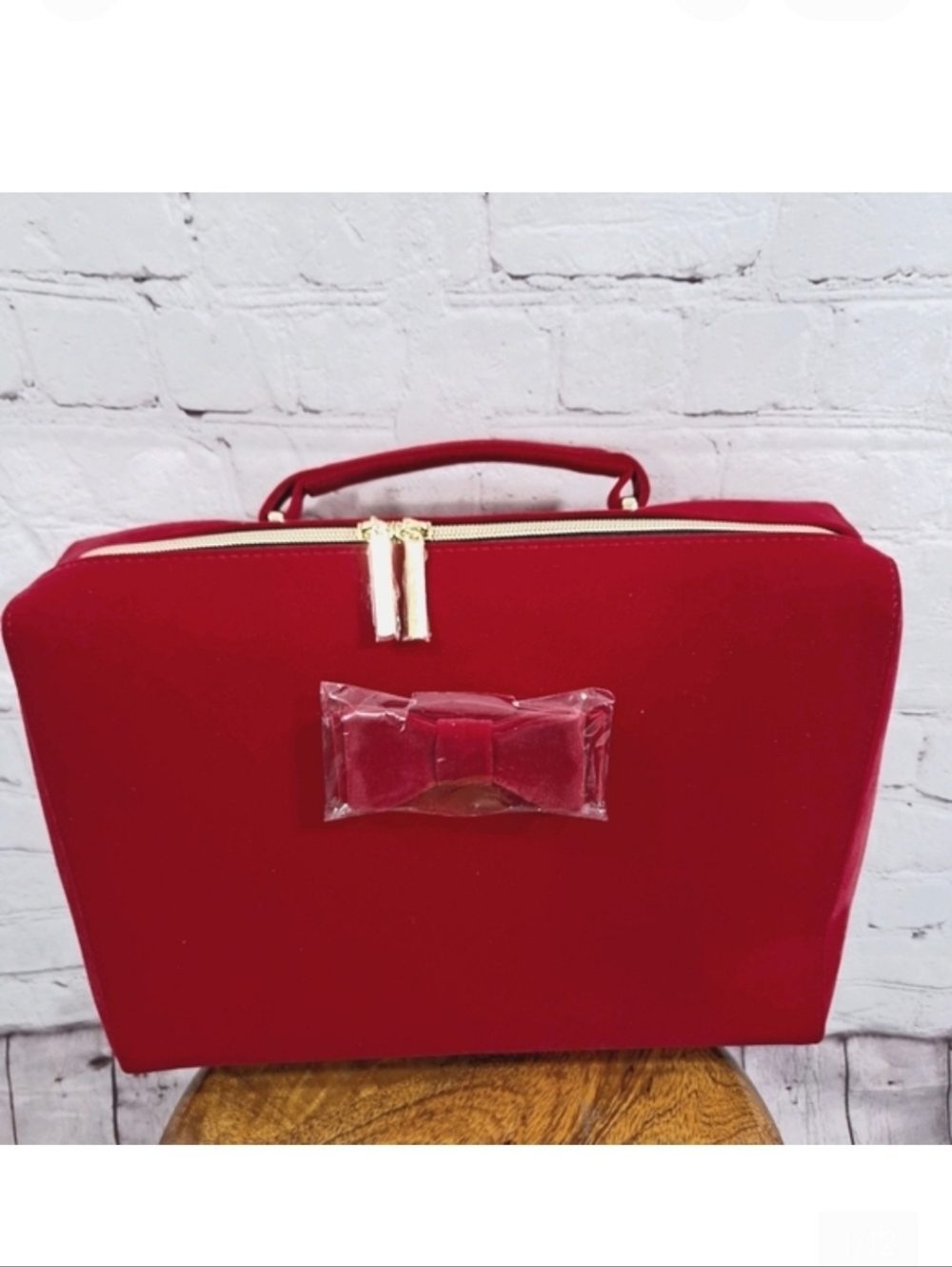 Estee Lauder Deep Red Velvet Bow Train Case NWOT